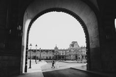 Black and white photos of couple during their Paris Pre-Wedding Photoshoot at Louvre Museum. Parisian Balcony, Fluffy Wedding Dress, Love In Black, Stylish Umbrella, Vintage Parisian, Black And White Photos, Vintage Cafe, Louvre Museum, Paris Photos