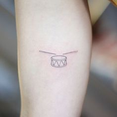 a small drum tattoo on the right thigh