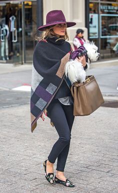 olivia-palermo-3 Olivia Palermo Winter, Olivia Palermo Outfit, Olivia Palermo Lookbook, Walking Down The Street, Olivia Palermo Style, Poncho Style, Outfits With Hats