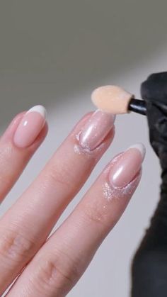 pearl french art with chrome powder get chrome powder: https://amzn.to/46rGz9x credit: amberjhnails_ Classic French With Chrome, French Nail Crome, French Nails Pearl Effect, French Nails With Pearl Powder, French Manicure With Pearl Chrome, How To Make French Manicure, French Manicure Pearl, Pearl Nails Oval, French Powder Nails