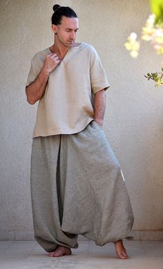 Sarouel homme rayé pantalon avec poches. Chute de l’entrejambe, coupe ample, Baggy, pantalon large, pantalon d’yoga pour hommes, bandes Sarouel Homme, gris et bleu. J’ai sa dans un pantalon de lin entrejambe basse de 100 %. Très confortable, élégant et frais. N’importe quelle longueur, aussi pour les gars très hautes ! • Régulière, plus la taille, haute - nous faisons des commandes avec plaisir. S’il vous plaît inclure vos mesures dans les notes au vendeur lors de votre commande (hanches e... Mens Yoga Pants, Pantalon Thai, Mens Linen Outfits, Low Crotch Pants, Mens Yoga, Yoga Pants Men, Pixie Skirt, Linen Harem Pants, Black Harem Pants