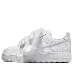 The Nike Air Force 1 '07 LX is the perfect combination of classic aesthetics and modern style. This Triple White design pays homage to the iconic basketball shoe that has been popular for 40 years. The textured upper creates a powerful and stylish look, while the detachable bow and short laces allow you to create a unique and personalized style. Whether you're on the court or on the street, the Air Force 1 '07 LX is the perfect choice for any activity. (AF1/SNKR/Skate/Low Top/Women's/Non-Slip/Bu All White Nike Shoes, Shoes For School, White Air Forces, White Nike Shoes, Nike Air Force 1 07, Girly Shoes, Swag Shoes, Bow Sneakers, Round Toe Heels