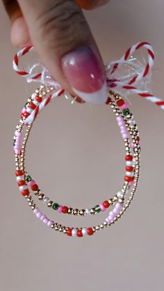 The perfect classy holiday stack! 1 plain 2mm 14kt gold filled bracelet paired with 2 gold bracelets accented by Christmas colored seed beads. If unsure on a size to order just measure the wrist and order about 1/2” larger than wrist size! Comes packaged with card making it the perfect holiday gift! Candy Cane Friendship Bracelet, Bracelet Patterns With Clay Beads, Valentine’s Bracelets, Candy Cane Bracelet, Christmas Beaded Bracelets Ideas, Holiday Bracelet Ideas, Christmas Necklace Ideas, Valentines Day Bracelet Ideas, Bff Bead Bracelets