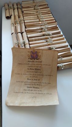 Invitaciones, antiguas, época medieval, vintage Scroll Wedding Invitations Diy, Midevil Quinceanera Theme, 15 Invitations Ideas, Anime Wedding Ideas, Ideas Para Xv Años, Rapunzel Quinceanera Theme, Xv Invitations, Victorian Theme Party, 18th Debut Ideas