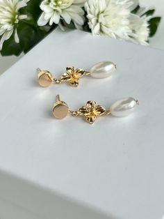 Materials: Freshwater pearl, 18k gold plated brass. Gold-plated Bridal Earrings, Gold Plated Bridal Earrings, Gold Dangle Pearl Earrings, Gold Dangle Pearl Earrings With Pendant, Gold Pearl Pendant Dangle Earrings, Gold Plated Gold Earrings With Pearl Chain, Gold Plated Pearl Pendant Earrings As Gift, White Gold Plated Earrings With Pearl Chain, Gold Plated Pearl Charm Earrings As Gift