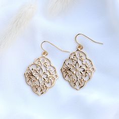 Baroque earrings 18k gold-plated.  This fashionable statement piece frames your face with classic yet playful elegance. Whether worn with elegant blouses or casual boho looks, the warm tone of the 18-karat gold-plated brass earrings will give any face a wonderful glow. The earrings are lightweight and comfortable to wear. ❤ DETAILS Ear hook: 18k gold-plated brass Pendant: glass, 18k gold-plated brass Size: 42x26mm The earrings will be delivered in an elegant jewelry box. ❤ More gold plated earrings: https://www.etsy.com/de/shop/GluecksbringerinShop?ref=search_shop_redirect§ion_id=29379650 ❤ Silver earrings: https://www.etsy.com/de/shop/GluecksbringerinShop?ref=search_shop_redirect§ion_id=29393621 ❤ My store: https://www.etsy.com/de/shop/GluecksbringerinShop?ref=search_shop_redirect Baroque Earrings, Boho Looks, Warm Tone, Gold Statement Earrings, Elegant Blouses, Ear Hook, Brass Pendant, Brass Earrings, Gold Plated Earrings