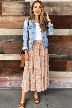 outfit with peach colored spring skirt, sandals, white top, and light denim jacket Mode Country, Ivy Costume, Flamboyant Natural, Look Boho Chic, Modest Outfit Ideas, Cute Modest Outfits, Long Skirt Outfits, Summer Work Outfits, Outfit Jeans