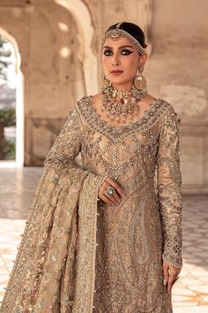 Lehenga Kameez, Maria B Bridal, Bridal Gharara, Bridal Sharara, Pakistani Bridal Lehenga, Dupatta Dress, Extravagant Wedding Dresses, Pakistani Bridal Dress, Bridal Dupatta