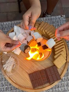 October Things To Do With Friends, S’mores Night, Girls Date Ideas Friends, Friends Date Ideas, Beach Sweet 16, Friend Hangout Ideas, Days Out Ideas, Smores Station, Fun Holiday Games