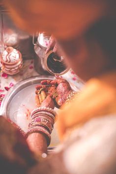 the woman is getting ready to serve herself some food at the dinner table with her hands