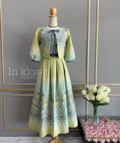 70 Dresses, Model Dress Batik, Batik Dress Modern, Frocks And Gowns, Simple Frock Design, Womens Trendy Dresses, Stylish Short Dresses