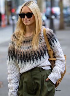 Fair Isle Sweaters, Cropped Wool Sweater, Chic Winter Style, Winter Sweater Outfits, Fair Isle Cardigan, Jumper Outfit, Paris Fashion Week Street Style, Sweater Collection