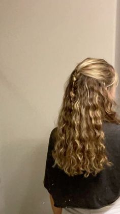 Highlights For Dirty Blonde Hair Curly, Dark Blonde Hair With Highlights Curly, Dirty Blonde Hair With Highlights Curly, Dirty Blonde Hair Aesthetic, Dirty Blonde Hair Curly, Obx Hairstyles, Dark Blonde Curly Hair, Blonde Curly Hair Styles, Curly Hairstyles Blonde