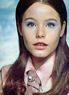 Tie time...Susan Dey, 1970s. Susan Dey, Patti Hansen, Retro Makeup, Lauren Hutton, Retro Beauty