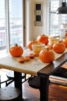 there are many pumpkins sitting on the table