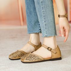 Gender: Women Item Type: Sandals Main Material: Cow Leather Style: Casual, Classic, Retro Season: Summer Heel Type: Flat Outsole Material: Rubber Heel Height: Low Heel (1-3 cm) Size Length cm inch 35 22.5 8.86 36 23 9.06 37 23.5 9.25 38 24 9.45 39 24.5 9.65 40 25 9.84 Summer Heels, Square Head, Wide Shoes, Leather Style, Brown Sandals, Heel Type, Rubber Heels, Casual Sandals, Color Khaki