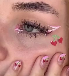 Hslot Makeup Ideas, Strawberry Eye Makeup, Hslot Makeup, Harry Styles Makeup, Heart Eye Makeup, Heart Eyeliner, Hslot Outfit Ideas, Vampire Bride