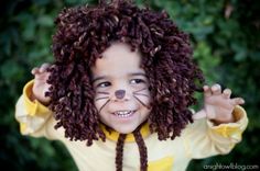 Easy last minute, no-sew kids Lion Halloween Costume at anightowlblog.com | #kids #halloween #costumes Lion Mane Diy, Homemade Animal Costumes, Last Minute Kostüm, Animal Costumes For Kids, Lion Halloween Costume, Lion Halloween, Scarecrow Costume, Lion Costume, Lion's Mane