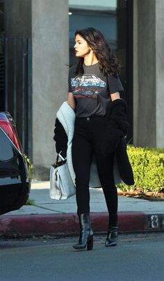 Selena Gomez Style Casual, Selena Gomez Outfits Casual, Black Jeans Outfit Summer, Black Jeans Outfit Fall, Black Denim Outfit, Selena Gomez Street Style, Denim Jeans Outfit, Selena Gomez Outfits, Selena Gomez Style