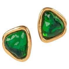 Yves Saint Laurent - (Made in France) Golden metal clip-on earrings topped with green resin cabochons. Additional information: Condition: Very good condition Dimensions: 4 cm x 3 cm Seller Reference: BO66 Fashion Moodboard, Cartier Panthere, Bracelet Love, Golden Earrings, Mood Board Fashion, Green Earrings, Jewelry Earrings Studs, Made In, Made In France