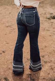 Dakota Dark Stone Super Flare Cruel Girl Jeans Cruel Girl Jeans Hannah Fit By Cinch Moderate Rise Flare Leg Sizing: Waist Size / Junior Size Length S- 30” R-32” L-34” Women Bell Bottom Jeans Outfit, Country Woman Outfits, Country Girl Clothes, Western Fashion Outfits, Cowboy Vibes, Cruel Girl Jeans, Country Fits, Jeans Western