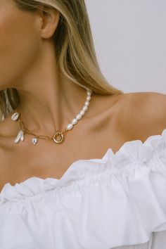 Pearl Drop Necklaces For The Beach, Dainty Pearl Necklaces For The Beach, White Pearl Chain Jewelry For Vacation, Beach Pearl Drop Necklaces, Gold Pearl Chain Jewelry For Vacation, Pearl Chain Necklace For The Beach, Gold Pearl Drop Jewelry For Beach, Dainty Pearl Necklace For Beach, Gold Baroque Pearl Jewelry For Beach