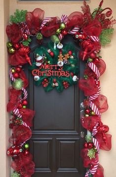 christmas garland Grinch Front Porch Decorations, Apartment Door Christmas Decor, Porch Garland, Diy Christmas Door Decorations, Door Decoration Ideas, Diy Christmas Door, Christmas Door Decoration, Front Door Christmas Decorations, Red And Green Christmas