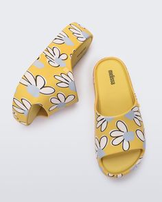 Another member of the popular Free Collection, the Free Print Platform is a modern take on the slide with plenty of cushy comfort to go around. Made from 100% EVA, the sole is super-light even with its robust appearance. The real standout? The whimsical prints, perfect to lighten the mood as well as your every step. Spring Slides With Rubber Sole And Round Toe, Trendy Round Toe Slides For Spring, Spring Casual Slides With Round Toe, Casual Round Toe Slides For Spring, Yellow Slides With Rubber Sole And Round Toe, Spring Synthetic Slides With Round Toe, Yellow Slides With Round Toe And Rubber Sole, Comfortable Slip-on Slides For Spring, Cushioned Round Toe Slides For Spring