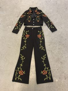 Fancy Clothes Women, Womens Floral Suit, Rosé Suit, Hslot Outfit Ideas, Clothes Encounters, Western Suits, Snowboarding Style, Harry Styles Outfit, Western Jacket