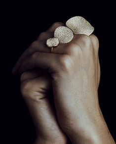 Knuckle Dusters⁠ ⁠ Shop Flower ⁠ ⁠#ArtSculptureBeauty #ArtMatters Ippolita Ring, Ippolita Jewelry, Knuckle Duster, Jewelry Magazine, Costume Earrings, Italian Jewelry, Gold Diamond Jewelry, Flower Ring, High Jewelry