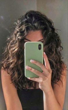 Curly Hair With Outfits, Cute Hairstyles For Curly Wavy Hair, Wavy Hair Selfie, Cute Haircuts For Wavy Hair, Outfits With Curly Hair, Curly Hair Selfie, Beautiful Wavy Hair, Hairstyles Wavy Hair, Nails Selfie