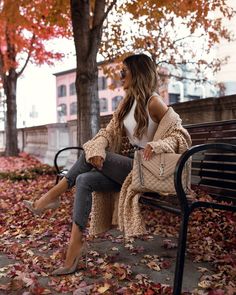 Fall Fashion Colors, Fashion Milan, Mia Mia Mine, Mia Mia, Stylish Fall Outfits, Shotting Photo, Pullover Outfit, Loose Cardigan, Moda Chic