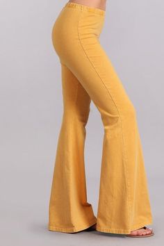 Lightweight Pants, Yoga Pants Outfit, Bell Bottom Pants, Bell Bottom, Wide Brimmed Hats, 70s Fashion, Resort Wear, Printed Blouse, Denim Wash