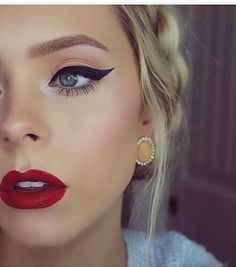 Classic glam. Eyeliner Trends, Permanente Make-up, Christmas Makeup Look, Classic Makeup, Beauty Make-up, Makijaż Smokey Eye, Holiday Makeup, Christmas Makeup, Make Up Looks