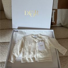 Comes With The Box. Perfect For Baby Gift Dior Baby Clothes, Expensive Baby Gifts, Luxury Baby Items, Child Outfits, Luxury Baby Clothes, Mom Dr, Luxury Baby Gifts, Baby Dior, Reborn Nursery