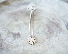 This dainty four-leaf clover charm is sure to bring luck to anyone that wears it! This good luck clover necklace is made of 925 sterling silver. Clover necklace measure: 15.6 in. + 2,4 in extension chain Clover pendant size: 12 x 12.5 mm You can choose the chain: - Ball chain - Rolo chain This necklace is available in: - Gold plated: https://www.etsy.com/listing/675773043/four-leaf-clover-necklace-dainty-gold - Rose gold plated: https://www.etsy.com/listing/744222797/dainty-four-leaf-clover-neck Good Luck Clover, 4 Best Friends, Interlocking Circle Necklace, Layered Choker Necklace, Clover Pendant, Best Friend Necklaces, Clover Charm, Irish Jewelry, Clover Necklace