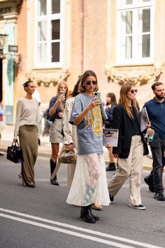 Copenhagen Street Style Summer, Black Lace Skirt Outfit, Chica Chola, Dinner Outfit Casual, Copenhagen Fashion Week Street Style, Scandi Fashion, Copenhagen Street Style, Coffee Outfit