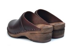 Da Vinci clogs in brown pull up leather with a classic strap over the instep. Made on our brown Original wooden bottoms. - Brown Pull Up Leather - Brown stained Troentorp Clogs' Original bottoms - Anatomically constructed footbed with arch support - Alderwood footbed for ultimate moist absorption - Heel Height: 5.5 cm (2.2 inches) - Width: Regular *TROENTORP SIZE GUIDE* Women's Clog Sizes: EUR 35 | USA 5 - 5 1/2 (232mm | 9 3/16 inches) EUR 36 | USA 6 - 6 1/2 (239mm | 9 7/16 inches) EUR 37 | USA Bastad Clogs, Troentorp Clogs, Clogs For Women, Brown Clogs, Swedish Clogs, Mens Clogs, Wooden Clogs, Men Classic, Leather Clogs