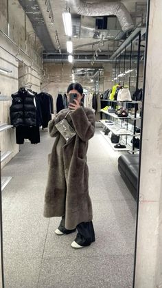 Grey Fur Coat Outfit, Europe Winter Outfits, Grey Coat Outfit, Euro Winter, Shopping Aesthetic, Grey Fur Coat, Coat Street Style