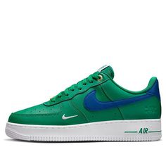 The Nike Air Force 1 '07 LV8 '40th Anniversary Malachite' is a stylish sneaker with a timeless silhouette. It features a green leather upper, blue accents on the mesh lining and tongue, and a unique "1" tongue label and "82-22" insole pattern. The metallic gold dubraes and white AF1 rubber sole complete the look. This sneaker is perfect for everyday wear and will add a touch of style to any outfit. The design is inspired by the original Nike Air Force 1, which was released in 1982 to commemorate the 40th anniversary of the iconic sneaker. (AF1/SNKR/Skate/Men's/Low Top/Non-Slip/Wear-resistant) Green Nike Air Force 1 Low-top, Nike Air Force 1 Green Round Toe, Green High-top Nike Air Force 1 With Branded Insole, Green Nike Air Force 1 With Round Toe, Green Nike Air Force 1 For Streetwear, Green Low-top Nike Air Force 1 Sporty, Green Low-top Nike Air Force 1 Sporty Shoes, Sporty Green Low-top Nike Air Force 1, Green Cushioned Sneakers For Streetwear