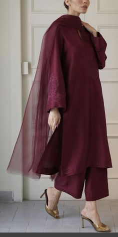 Indian Wear For Women Simple, Solid Color Suits Pakistani, Eid Look Pakistani Simple, Indian Kurti Outfit Ideas, Wedding Dresses Simple Pakistani, Simple Pakistani Suits Casual, Pakistani Suits Simple, Simple Pakistani Suit, Pakistani Simple Suits