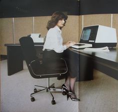 60s Women, Computer History, Old Computers, Retro Futurism, Working Woman, Office Fashion, Business Branding, Vintage Advertisements