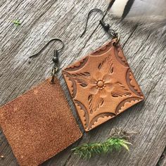 Hand tooled leather earrings. Premium veg tanned leather. Handmade from start to finish. We love and take great care in what we do and it translates to every detail of your beautiful leather piece. These earrings are approximately 1.75" in  length and 1.5" wide. These are one of a kind. Hand tooled in a pretty western style design and dyed a rich caramel brown with a an antiqued finish. Light weight. Rustic, elegant and very unique. Antiqued brass findings. Leather ages beautifully as it gains p Handmade Leather Jewelry, Stamped Earrings, Leather Jewelry Diy, Leather Working Patterns, Diy Leather Earrings, Leather Craft Projects, Leather Stamps, Hand Tooled Leather, Leather Pattern