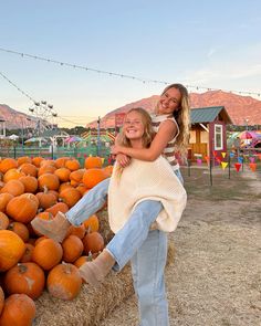 pumpkin patch photo inspo, fall pic ideas, ugg aesthetic, bestie pose idea, pinterest girl Fall Pumpkin Patch Poses, Fall Pic Inspo Friends, Chakra Learning, Ugg Aesthetic, Fall Core, 2019 Aesthetic, Pumpkin Patch Pictures, Fall Instagram