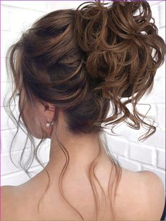 Trendy french roll hairstyle ideas | Summer hairstyle Brown Hair Updo, Brown Hair In A Bun, Brown Hair Bun, Clue Characters, Coque Banana, Short Body Wave, French Roll Hairstyle, French Twist Updo, Ball Hair