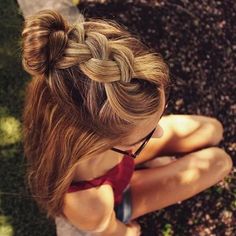 Getting bored of all those super boring hairstyles? Then you seriously need some cute hairstyles for teen girls to flaunt off at school. Mermaid Effect, Nails Pretty, Mermaid Nails, Summer 16, Short Hairstyle, Teen Hairstyles, Mermaid Tail, Hairstyles For School