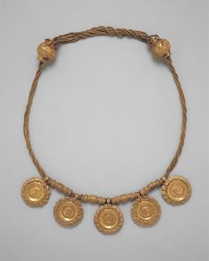 Although gold as a commodity appears to have been largely controlled by the king, Egyptians of less than royal status also owned gold jewelry. Gold Jewlry, Ancient Egyptian Fashion, Medieval Jewelry, Royal Jewels, Ancient Jewelry