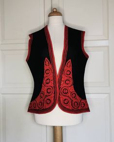 Beautiful wool waistcoat with red applications. Very nice details. The model is slightly fitted and therefore looks very nice. Measurements measured only: Shoulder: 40cm Armpit: 50cm Waist: 46cm Hip: 54cm Length 60cm Depending on the desired fit, it is best suited for size M or L Vintage Waistcoat, Waistcoat Fashion, Wool Waistcoat, Jacket Ideas, Vest Outfits, Costume Design, Womens Vest, The Netherlands, Netherlands