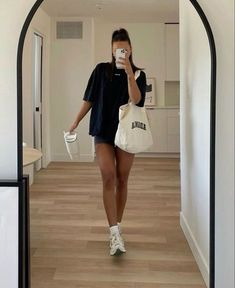 Walking Fits, Girl Gym Outfits, Exercise Outfits, Modest Workout, Comfy Vibes, Pilates Outfit, Gymwear Outfits, Gym Crush, Look Legging