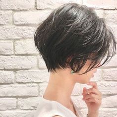 【HAIR】ショートボブの匠【 山内大成 】GARDENさんのヘアスタイルスナップ（ID：405348）。HAIR（ヘアー）では、スタイリスト・モデルが発信する20万枚以上のヘアスナップから、髪型・ヘアスタイル・ヘアアレンジをチェックできます。 Short Wavy Haircuts, Hair Styels, Short Hair Tomboy, Korean Short Hair, Hair Catalog, Honey Hair, Short Hair Color